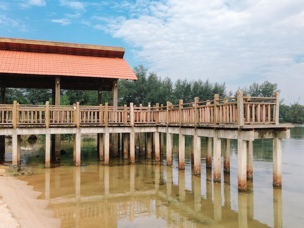 Pier en gazebo op het meer
