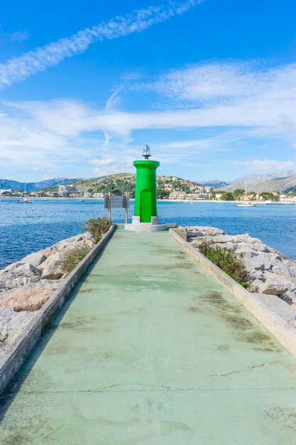 Pier, Golfbreker aan de Middellandse Zee op het eiland Ibiza in Spanje, vakantie- en zomerscène