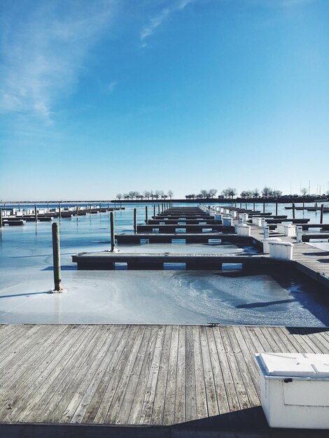 Photo pier at harbor against clear blue sky