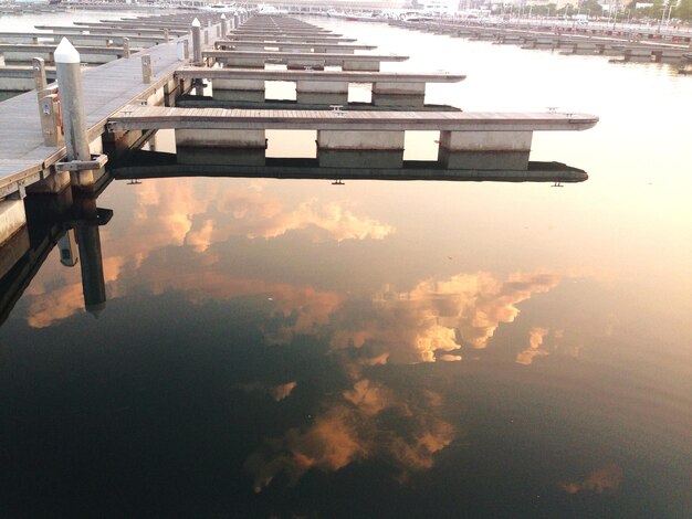 Foto il molo sul mare con il riflesso durante il tramonto a manfredonia