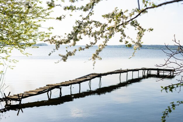 Pier, houten platform panton aan de rivier.