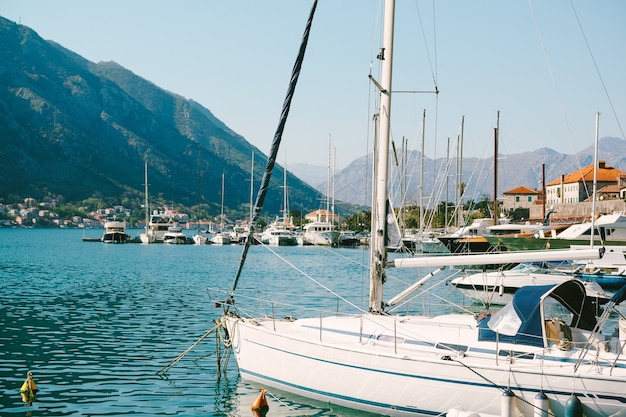 Pier in de buurt van de oude stad kotor montenegro