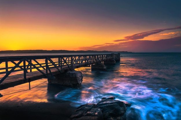 Pier in de havenstad Luderitz bij zonsondergang in het zuidwesten van Namibië