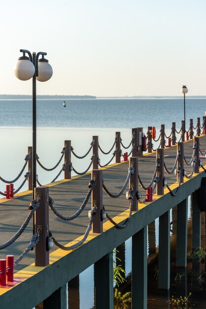 Pier in het meer van de Itaipu-dam in de staat Foz do Iguacu Parana, Brazilië op 19 mei 2015