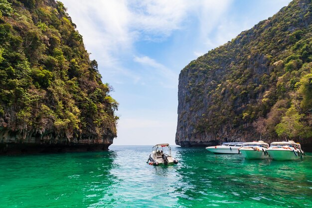 태국 크라비의 피피레 섬 (Phi Phi Leh Island) 에서 마야 만 (Maya Bay) 근처에 있는 기<unk> (Jetty) 이 뜨거운 빛의 날에 보트와 관광객들과 함께 여행과 휴가입니다.