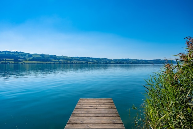 Foto il molo sul lago contro il cielo blu