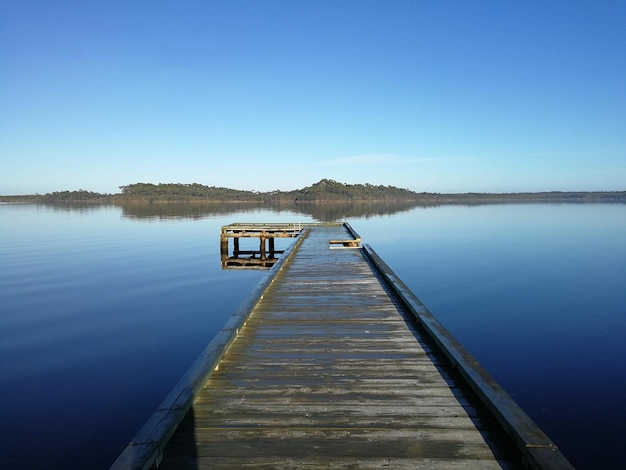 Foto il molo sul lago contro un cielo limpido