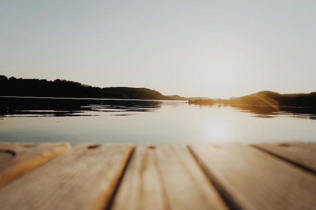 Foto il molo sul lago contro un cielo limpido