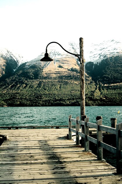 Foto pier sul lago contro un cielo limpido