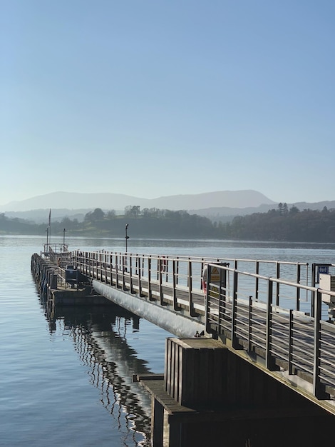 Foto il molo sul lago contro un cielo limpido