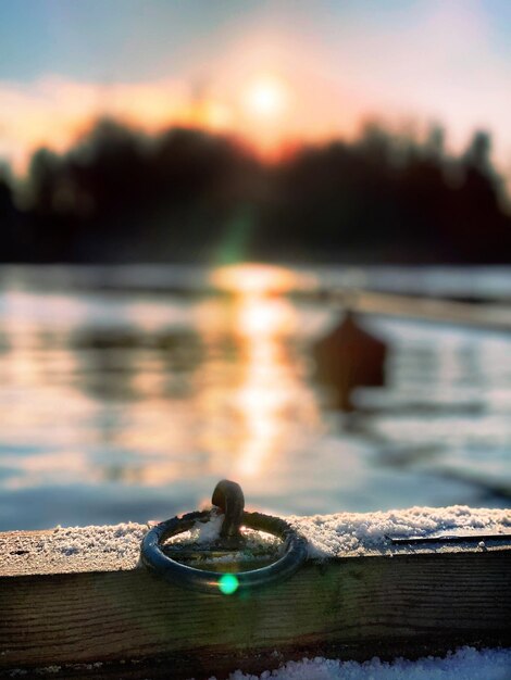 Photo pier over lake against sky during sunset