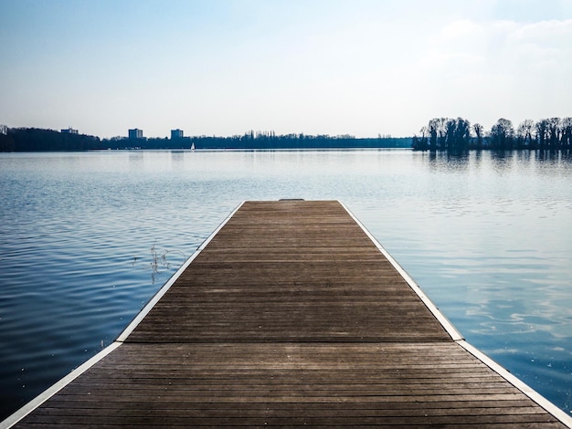 Photo pier over lake against sky