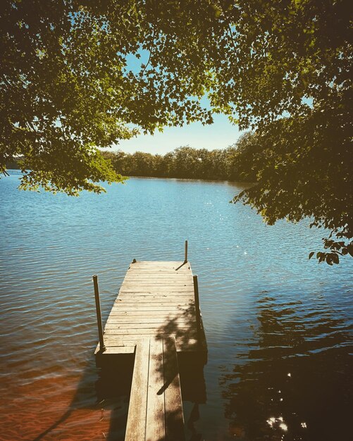 Photo pier on lake against sky