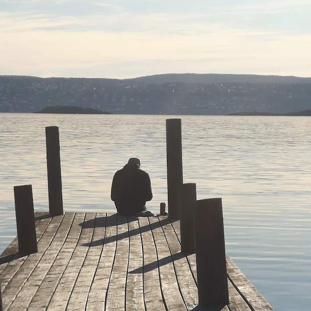 Foto pier sul lago contro il cielo