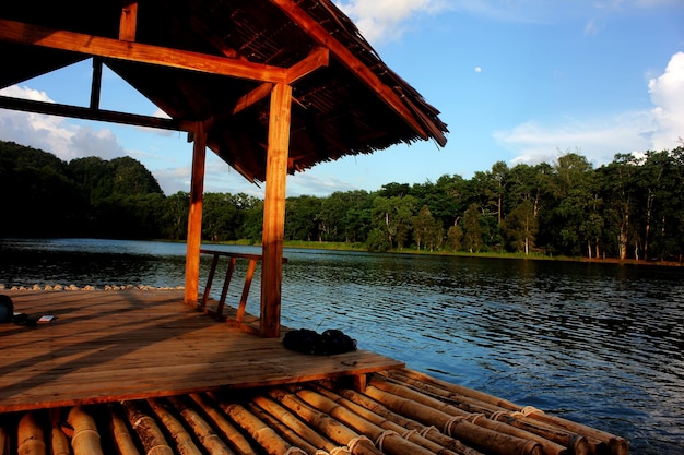 Photo pier over lake against sky