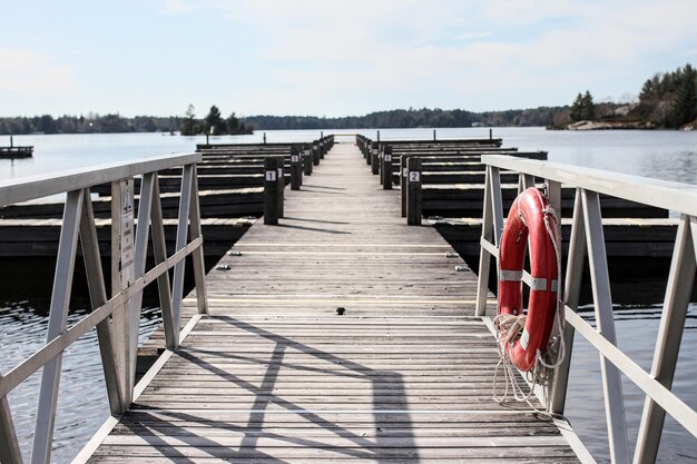 Photo pier over lake against sky