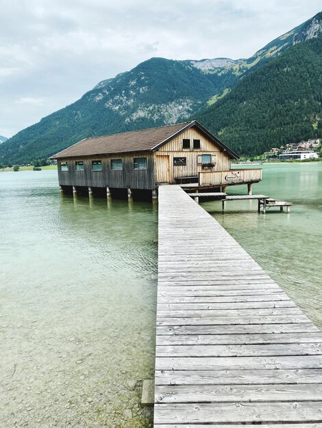 Photo pier over lake against sky