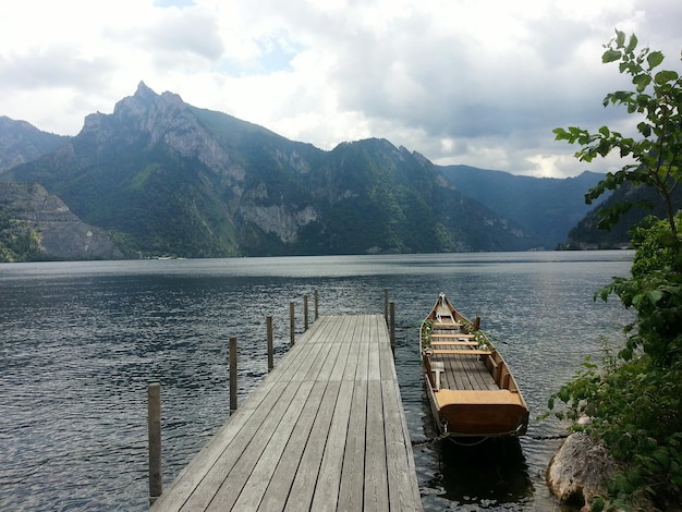 Photo pier over lake against sky