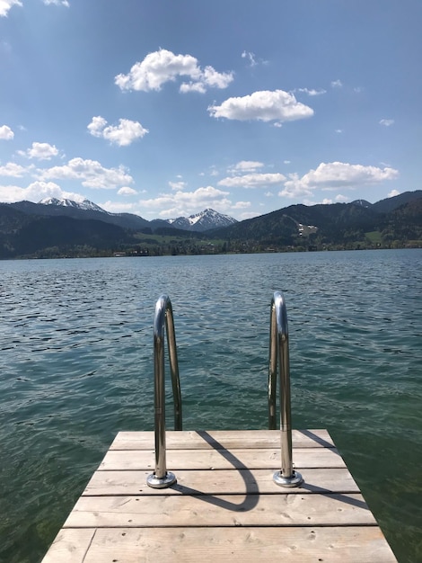 Foto il molo sul lago contro il cielo