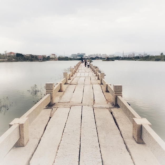 Photo pier over lake against sky