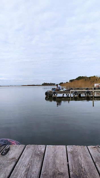 Foto il molo sul lago contro il cielo