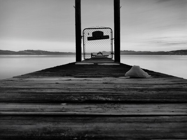 Foto il molo sul lago contro il cielo