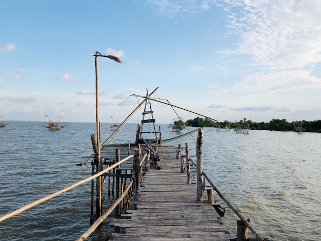 Foto il molo sul lago contro il cielo