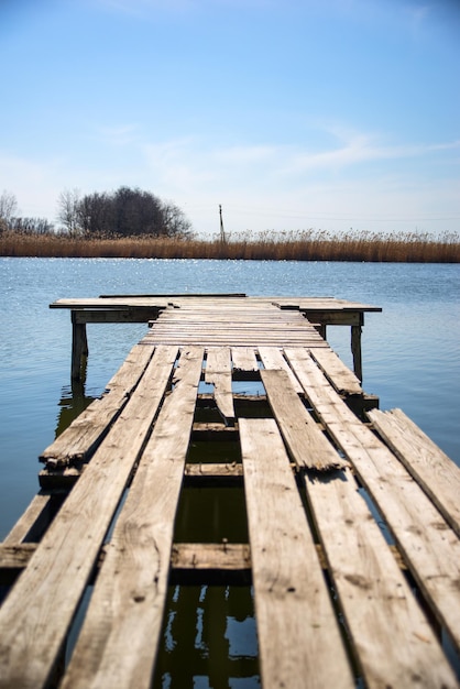 Photo pier over lake against sky