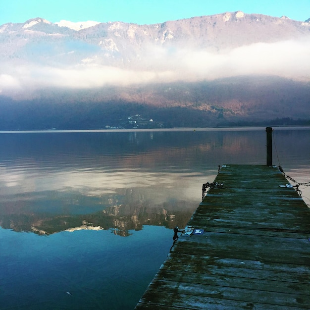 Foto il molo sul lago contro il cielo