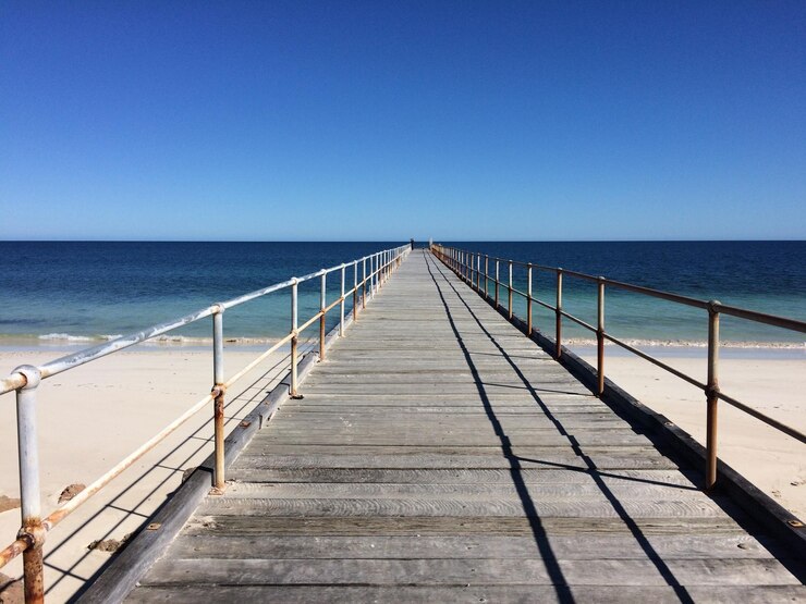 Photo pier leading toward sea against sky