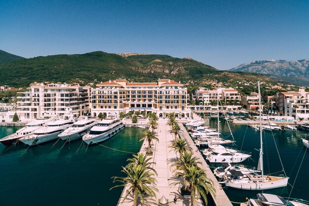 Pier leidt naar een luxueus duur hotel in het porto resort montenegro