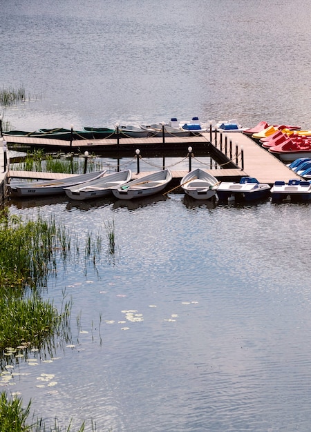 Pier met boten en catamarans voor een wandeling langs de rivier