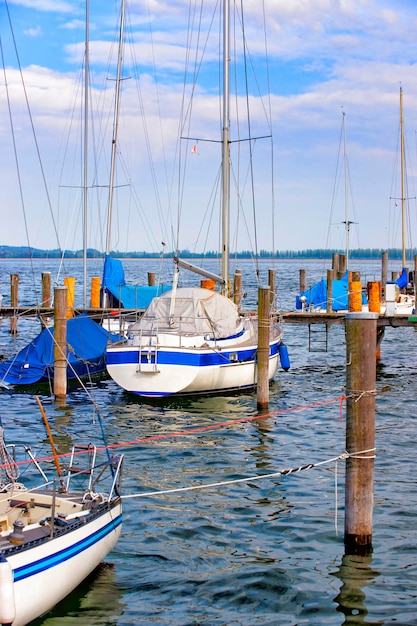 Pier met boten op het eiland Reichenau aan het Bodenmeer. Reichenau is een eiland in Baden-Württemberg in Duitsland. Het staat onder de bescherming van UNESCO.