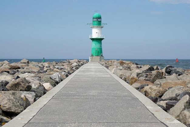 Foto pier met golfbrekerlicht of baken