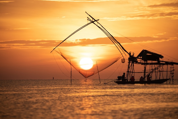 Pier met netten silhouet bij zonsopgang