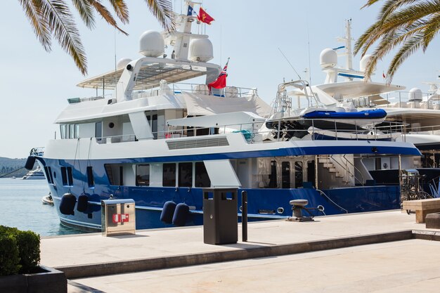 Pier met schepen op een zonnige dag. montenegro, zomer, tivat stad