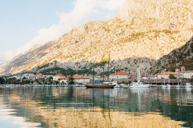 Photo pier near old town kotor montenegro beautiful panaramic view