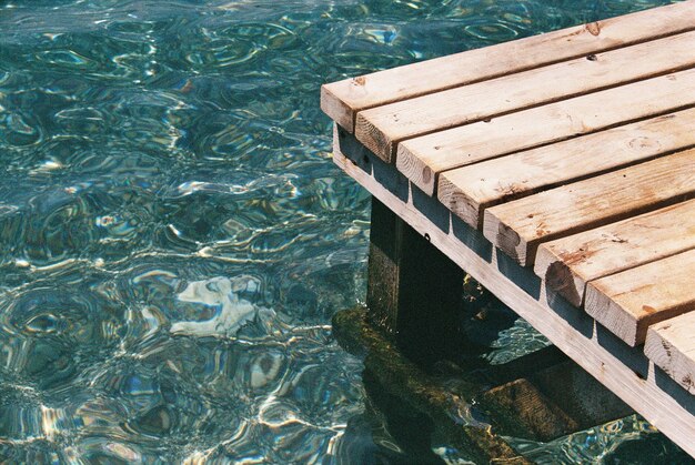 Photo a pier in the ocean bay clear water in a sea