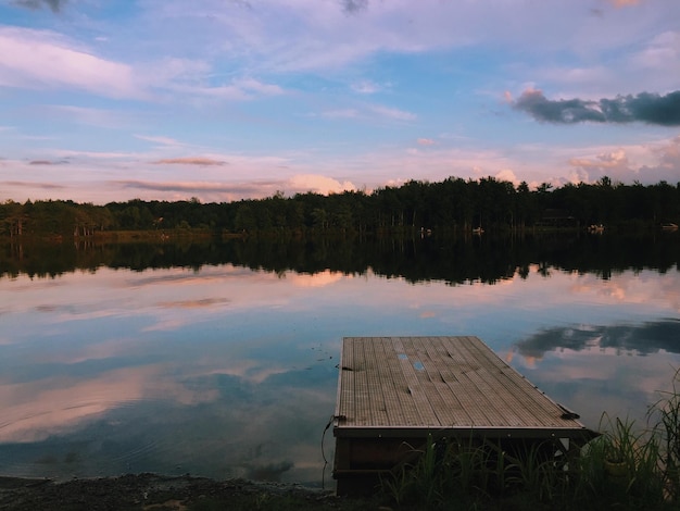Фото Пирс на озере на фоне неба во время захода солнца