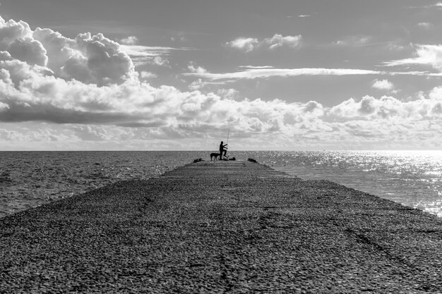 Фото Пристань на море на облачном небе