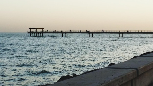 写真 夕暮れの海の埠頭