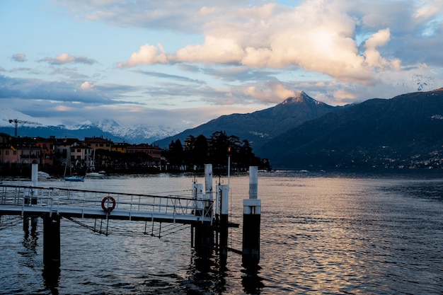 Pier op de achtergrond van de oude stad menaggio in de schemering como italië