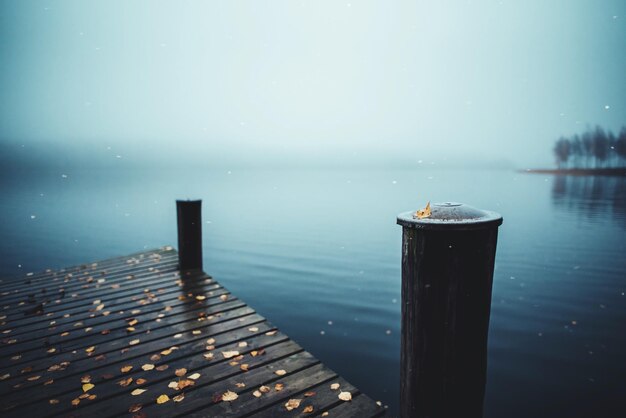 Pier op het meer tegen de lucht