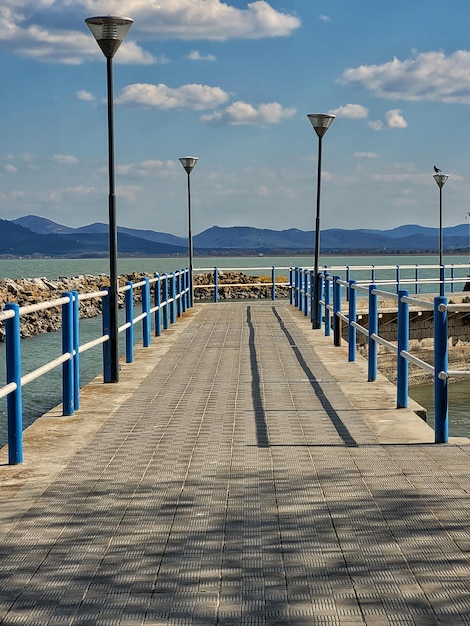 Foto pier op het strand tegen de lucht