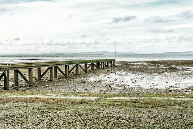 Foto pier op het strand tegen de lucht