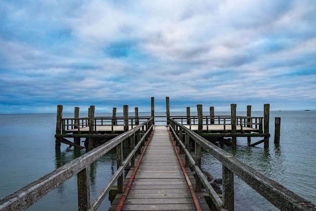 Pier op zee tegen de lucht