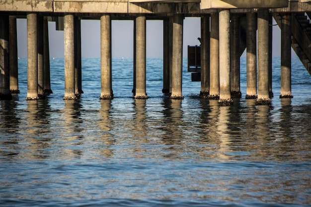 Pier op zee tegen de lucht