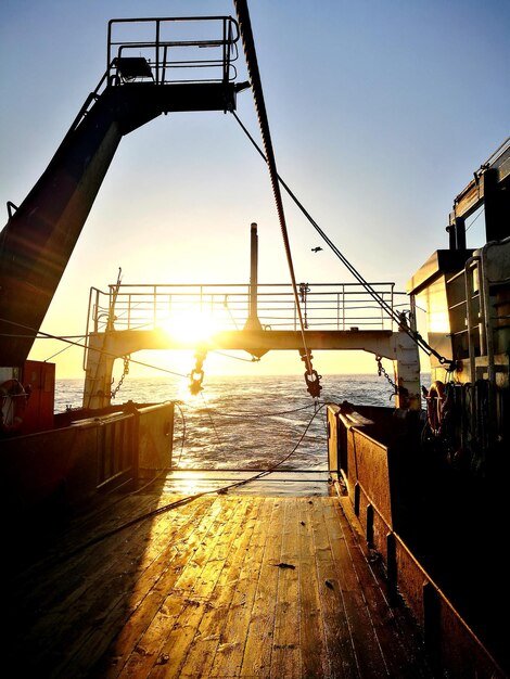 Pier over de stad tegen de hemel bij zonsondergang