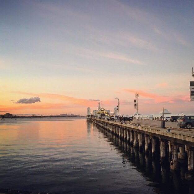 Foto pier over de zee in de stad tegen de lucht