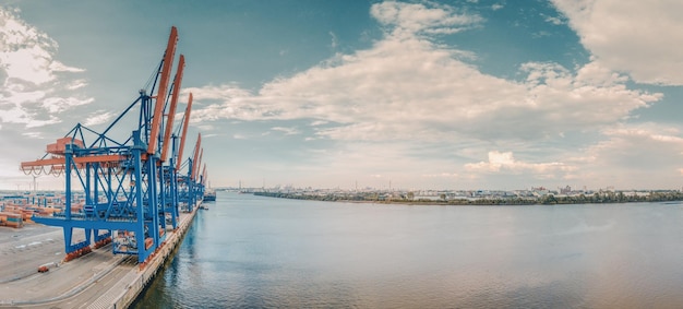 Pier over de zee tegen bewolkte hemel